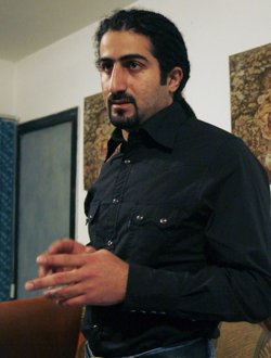 Continúa retenido en Barajas el hijo de Bin Laden, tras pedir asilo político en España