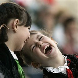 Un estudio demuestra que incentivar en los niños valores como la amabilidad o el altruismo hace que crezcan más felices