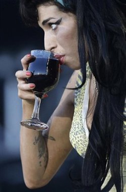 Amy Winehouse tiene prohibido bañarse en las piscinas