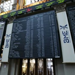 El Ibex 35 sube un 0,67%, se mantiene en los 9.700 puntos, y sólo se anota un 0,2% en la semana