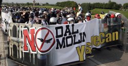 Enfrentamientos entre manifestantes y policías italianos en los días previos al G8
