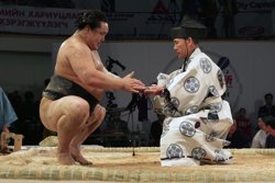 El gran campeón mongol Asashoryu anuncia su retirada del sumo