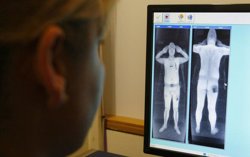 Un viajero que pase más de 433 veces por un escáner corporal superaría la dosis anual máxima de radiación, según el CSN