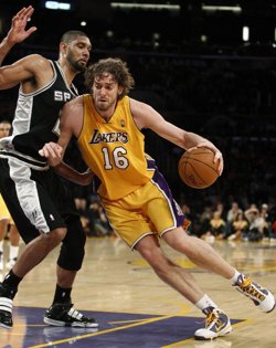 Pau Gasol lidera a los Lakers una brillante victoria ante los Spurs sin Kobe Bryant