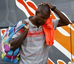 Abidal se retira del entrenamiento en Reus ante 3.500 aficionados