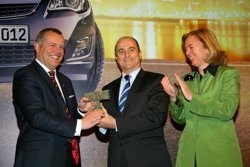 Sebastián entrega al vicepresidente de Opel el premio 