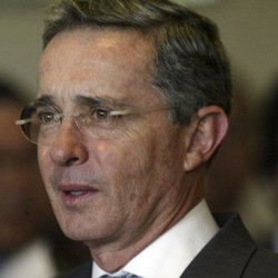 Uribe ordena al Ejército capturar al líder de las FARC