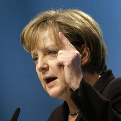 Papandreu le dice a Merkel que Grecia no necesita ayuda financiera