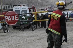 Los mineros atrapados en Chile reciben rosarios bendecidos por el Papa