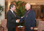 Hereu lliura la medalla de ciutadà d'honor al Pare de la Pàtria de Singapur