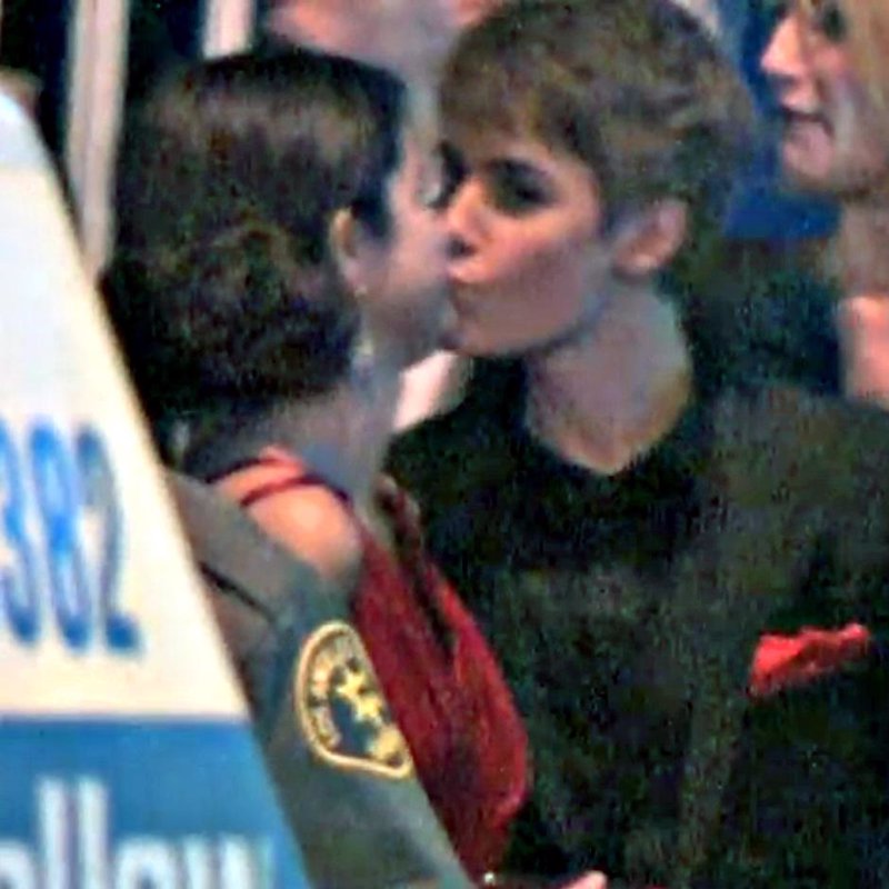 selena gomez y taylor lautner besandose. fotos de justin bieber y selena gomez besandose.