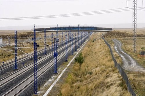 ACS se alía con la británica Balfour Beatty para pujar por la electrificación del AVE a Galicia