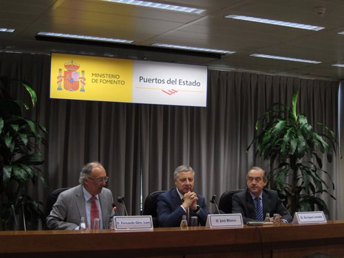 Blanco ve el puerto exterior de A Coruña una "oportunidad única" para Galicia.