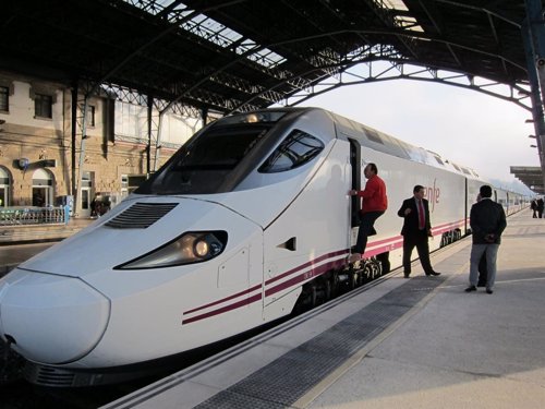 El primer tren híbrido "del mundo" completa la ruta Santiago-Ourense en 49 minutos