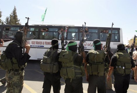Milicianos Del Movimiento Palestino Hamás Reciben A Los Presos Liberados