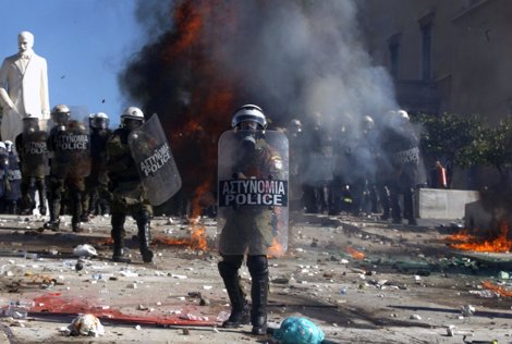 La Policía Griega Se Enfrenta A Los Manifestantes Junto Al Parlamento