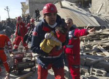 Los Equipos De Rescate Turcos Sacan De Entre Los Escombros A Una Niña