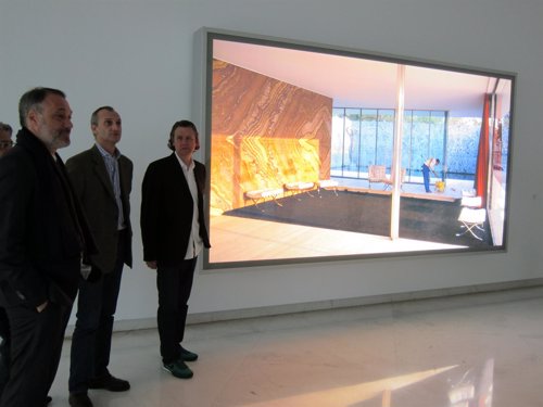 Jeff Wall trae su estética fotográfica a Galicia en un diálogo con obras de 59 autores como Kubrick o Duchamp