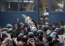 Manifestantes Irrumpen En La Embajada Británica En Teherán