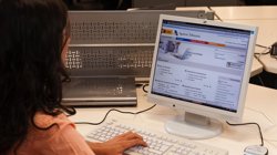 Foto: Los contribuyentes pueden pagar por teléfono sus deudas con Hacienda (EUROPA PRESS)