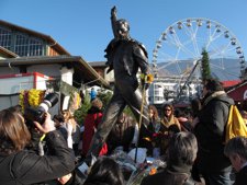 Estatua De Freddy Mercury Junto Al Mercadillo