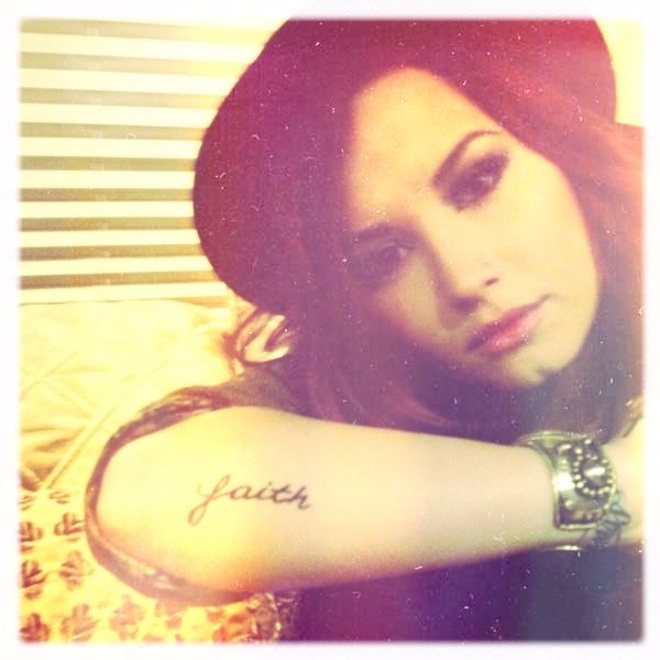 Imagen De Demi Lovato Con Su Nuevo Tatuaje