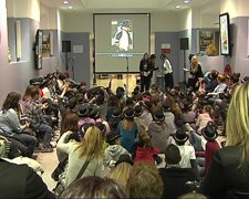 Los Niños Ven La Proyección De Un Videoclip De Michael Jackson