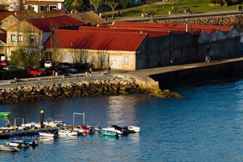 Un incendio calcina la conservera Lago Paganini en Cangas (Pontevedra)