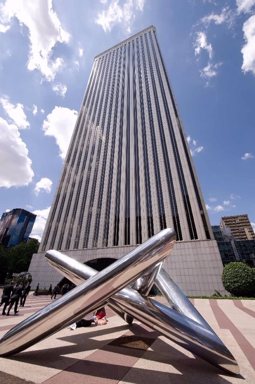 Amancio Ortega compra la Torre Picasso a FCC por 400 millones