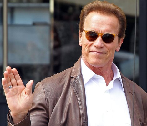 Arnold Schwarzenegger Saludando