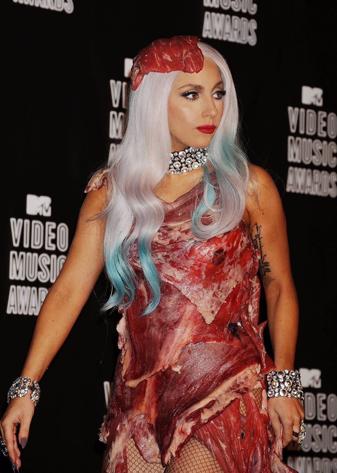 Lady Gaga Con Su Vestido De Carne
