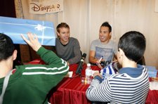 LOS JUGADORES, CAZORLA Y MONREAL ENTREGA REGALOS EN EL INSTITUTO PSICOPEDAGOGICO