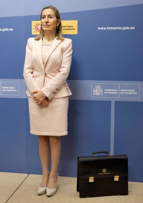 La ministra de Fomento dice que el Gobierno cumplirá "con los gallegos"