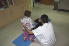 Una Niña Es Ayudada Por El Profesional Sanitario Y Un Animal
