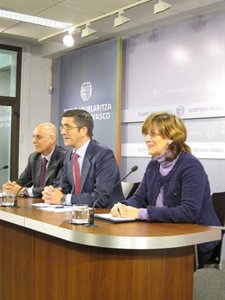 El Lehendakari, Junto A Los Consejeros Urgell Y Ares