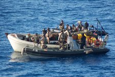 El 'Infanta Elena' intercepta a dos presuntos piratas en la cuenca de Somalia