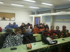 Alumnos Del IES Vila-Roja De Almassora (Castellón) Con Mantas En Clase.