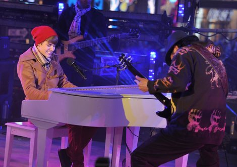 Justin Bieber Y Carlos Santana Actuación En Times Square 