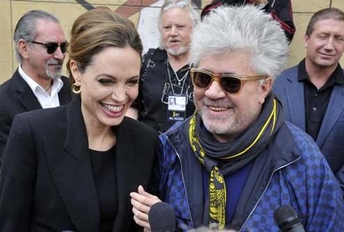 Angelina Jolie le pide a Almodóvar ser su “chica”
