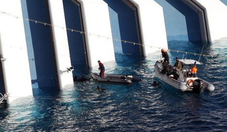 Crucero Naufragado 'Costa Concordia' En Italia