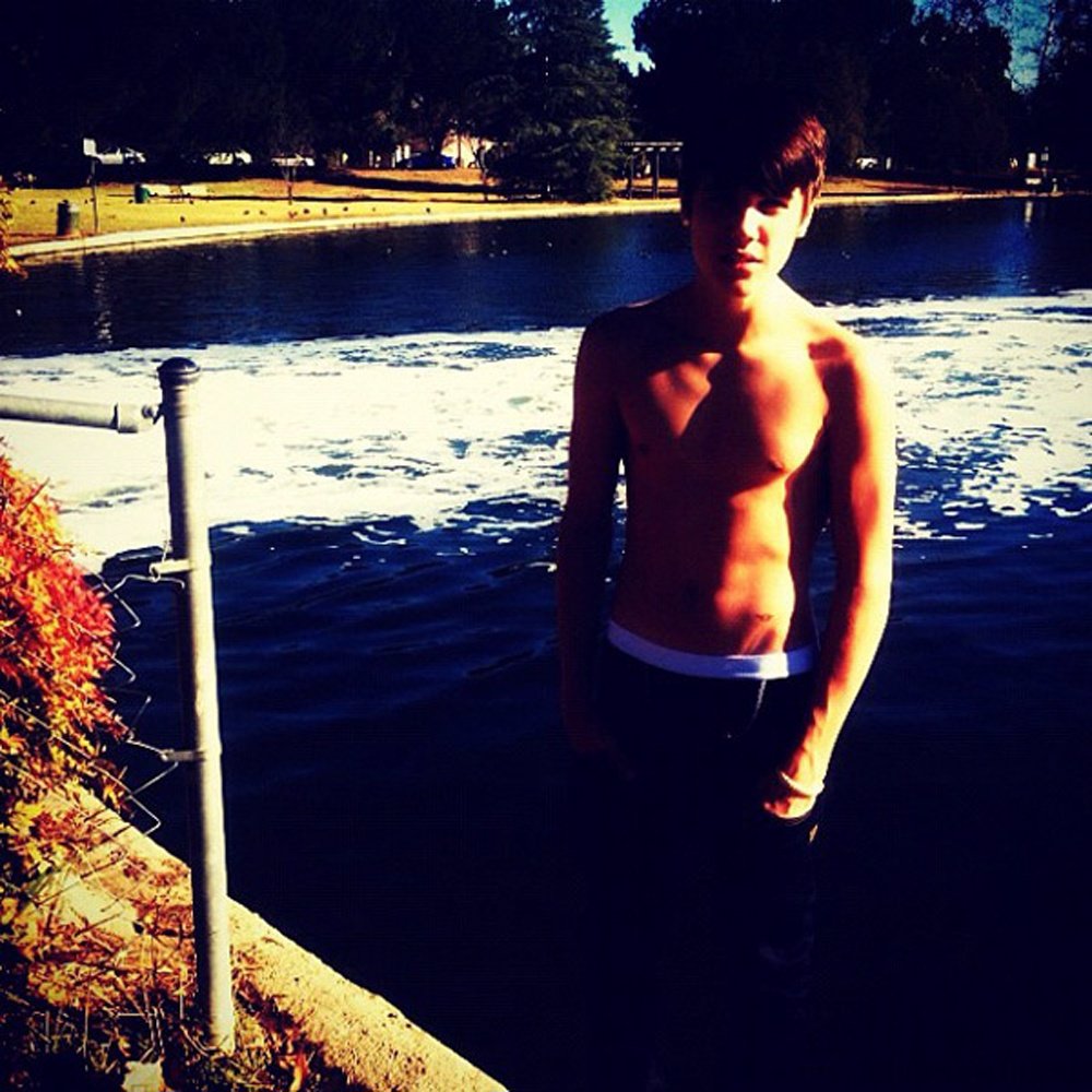Justien Bieber Sin Camiseta Junto A Un Lago 