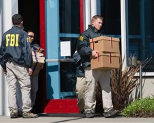Agentes Del FBI Durante Un Registro En Una Empresa