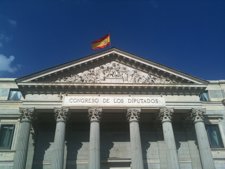 Fachada del Congreso con bandera