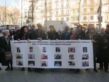Abogados Ante El Consulado De Turquía Contra La Detención De 50 Letrados