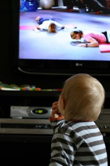 Bebé viendo la televisión