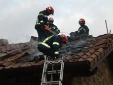 Bomberos Sofocan Un Incendio En El Tejado De Una Casa. 