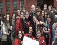 Aficionados Del Mirándes Posan Con Su Goleador, Pablo Infante