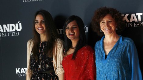 La Directora Con Dos De Las Protagonistas
