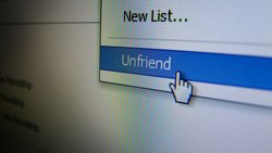 Foto: Un extensión para navegadores desvela quién te ha borrado de Facebook ( OLI DUNKLEY/UNFRIEND)