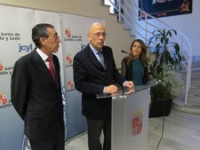 Sánchez Pascuala (Centro) Junto A Bienvenido Mena Y Manuela Rosellón